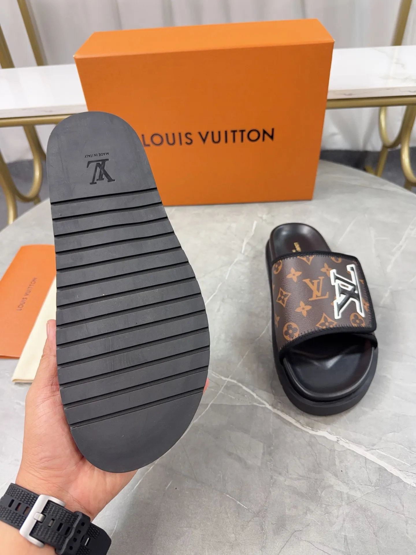 Men's Men's Shoes 💰380💰 🌈LV | Louis Vuitton ²⁰²³ 𝐬𝐬 🧡💚2025 Spring and Summer New Style Top Version‼ ️The original version is the same. The counter specializes in the latest straw slippers. Hard goods are new🆕 ❥Purchase level! Full of high-end feel! A popular model among bloggers at home and abroad, it’s retro and fashionable, and looks stunning on your feet! Mainly recommended models on the official website★ ━━━━━ ЅᏇєєt ━━━━━ ▪️Upper: original customized cowhide fabric ▪️Inner: cow lining ▪️Outsole: high-end rubber outsole ▪️Shoe size: 35-47 (46-47 customization is not returnable)